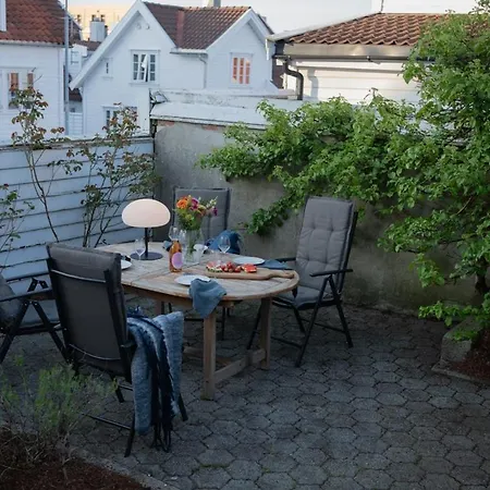 Unique Wooden House, Cozy Outdoor Area, Downtown 公寓