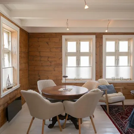 Unique Wooden House, Cozy Outdoor Area, Downtown