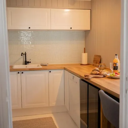 Unique Wooden House, Cozy Outdoor Area, Downtown