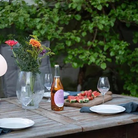 Unique Wooden House, Cozy Outdoor Area, Downtown 公寓 *