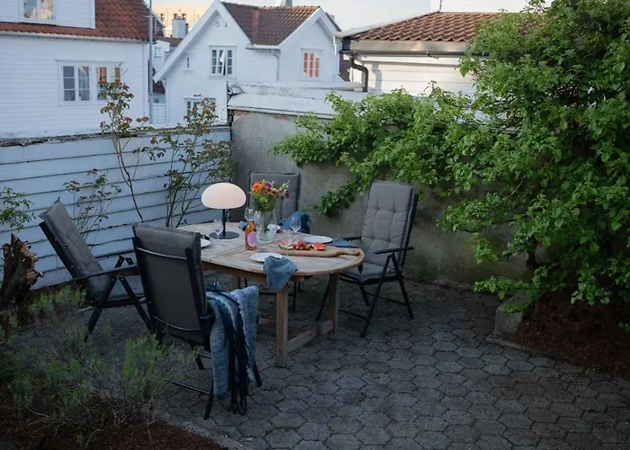 Unique Wooden House, Cozy Outdoor Area, Downtown Appartement