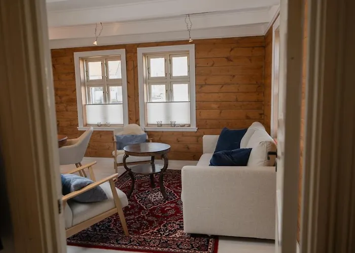 Unique Wooden House, Cozy Outdoor Area, Downtown 公寓 *