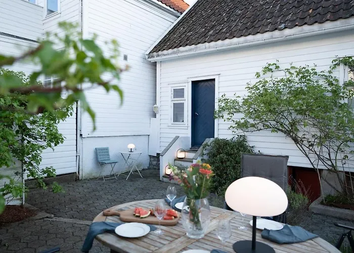 Unique Wooden House, Cozy Outdoor Area, Downtown * Stavanger
