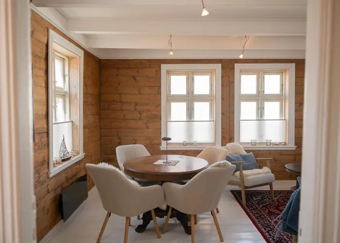 Unique Wooden House, Cozy Outdoor Area, Downtown