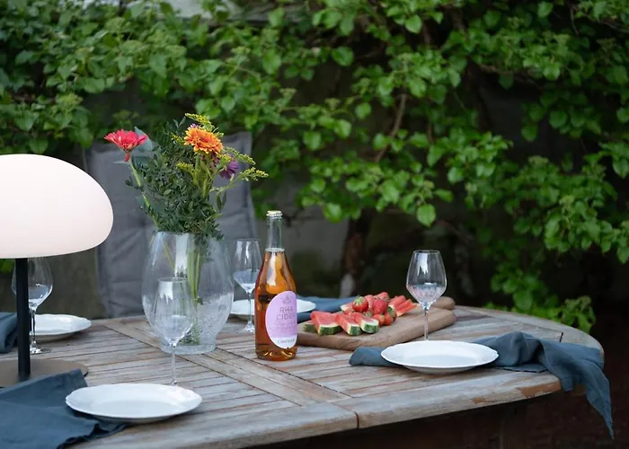 Unique Wooden House, Cozy Outdoor Area, Downtown 公寓 *